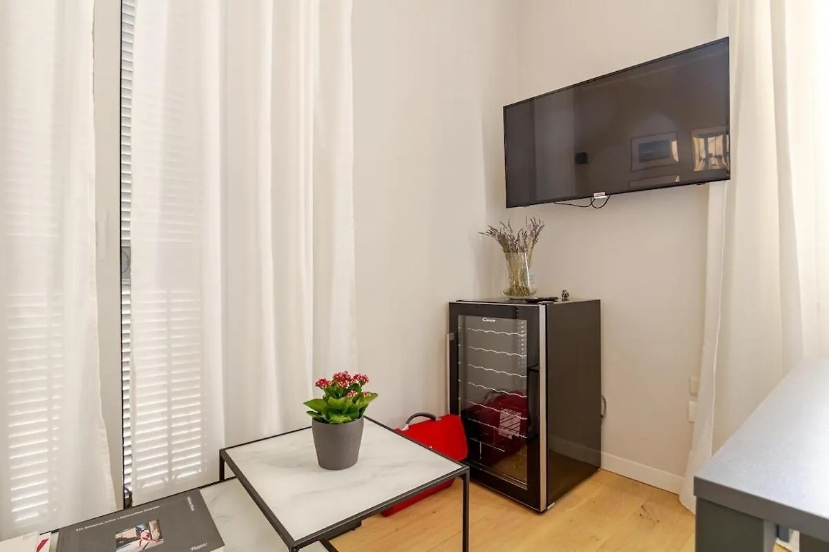 Montenero Apartment Milano 0*,  Italia